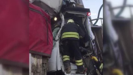 Kamyonların çarpıştığı kazada araç içinde sıkışan sürücü hayatını kaybetti