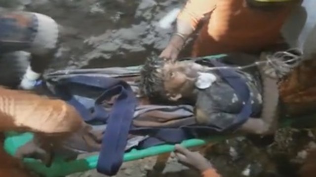 Rescatan con vida al niño atrapado en un pozo por más de 100 horas en India