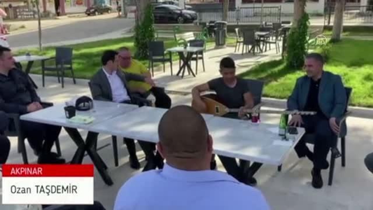 Vali Buhara, Neşet Ertaş türküsü okuyan çocuğa saz hediye etti