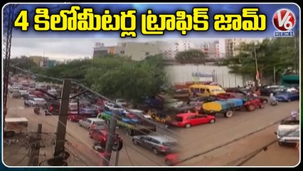 Huge Traffic Jam In Manikonda Municipality Over Schools Reopen & Rains Effect _ Rangareddy _ V6 News