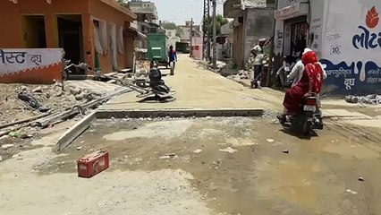 दो माह बाद भी खस्ताहाल रोड, इतने लोगों को होती है परेशानी