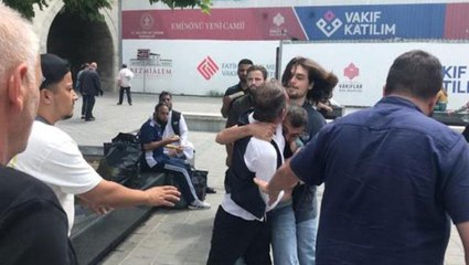 Eminönü bir anda karıştı! Seyyar satıcı kadına saldıran şahsa kafa attılar