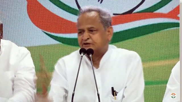 VIDEO : पीएम Narendra Modi से हाथ जोड़कर क्या कह रहे सीएम Ashok Gehlot?