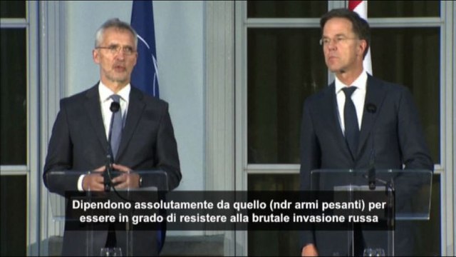 Stoltenberg: Ucraina ha bisogno di armi pesanti contro la Russia