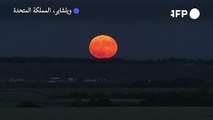القمر الوردي يضيء سماء المملكة المتحدة
