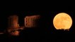 Espectacular 'superluna de fresa' en el cabo Sunion de Grecia