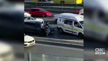 Seyir halinde otomobilde uyuşturucu kullanırken yakalandılar