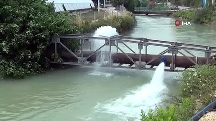 Download Video: Antalya'da içme suyu ana borusu patladı, ortaya şelaleyi andıran görüntüler çıktı