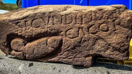 Angleterre : découverte d'un pénis et d'une injure gravés dans une pierre datant de la Rome antique