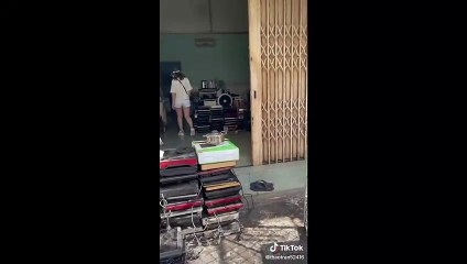 Con òa khóc nhận ra khách mua hàng là người mẹ đi Nhật 4 năm mới về