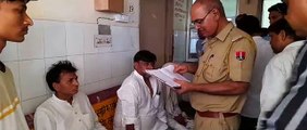 बाइक को टक्कर मार अस्पताल से ऑटो में बैठ भागने लगे नशेड़ी कार सवार, पुलिस ने पीछाकर पकड़ा, बाइक सवार गंभीर