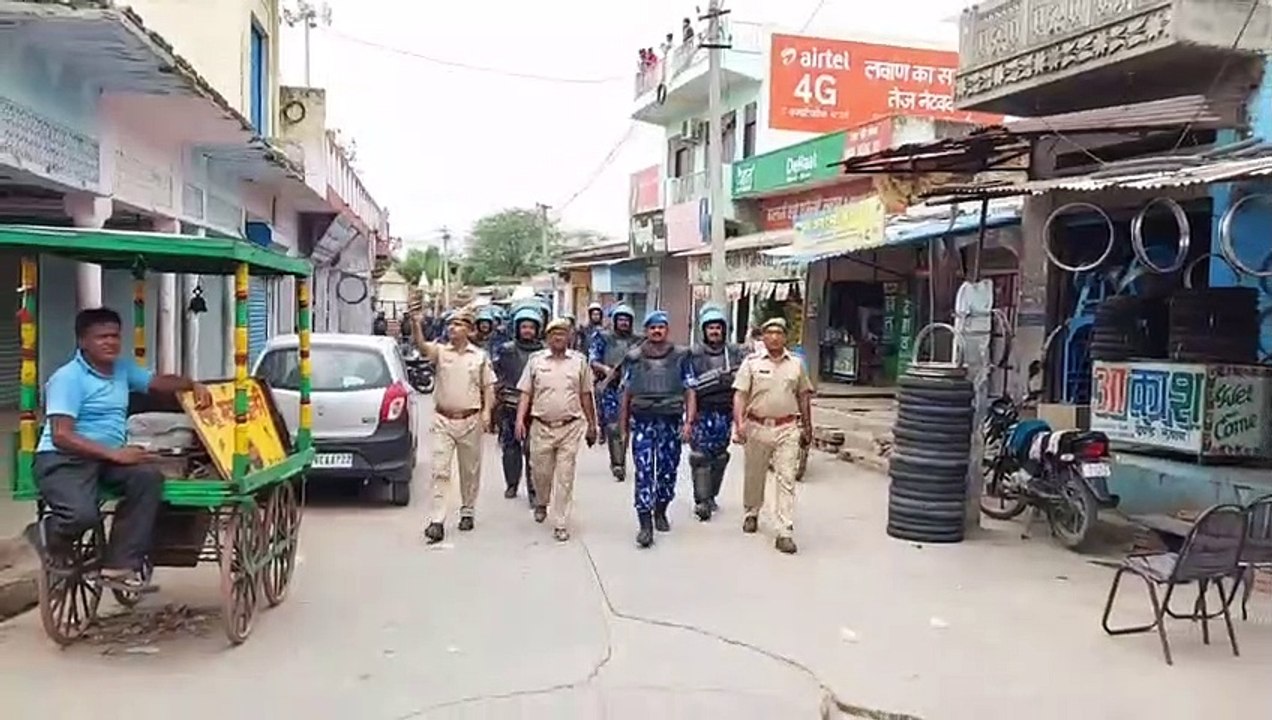 रेपिड एक्शन फोर्स के जवानों ने निकाला फ्लैग मार्च