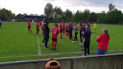 Kevin Beese (SV Rugenbergen) wird von seinen Teamkollegen mit einem Spalier verabschiedet!