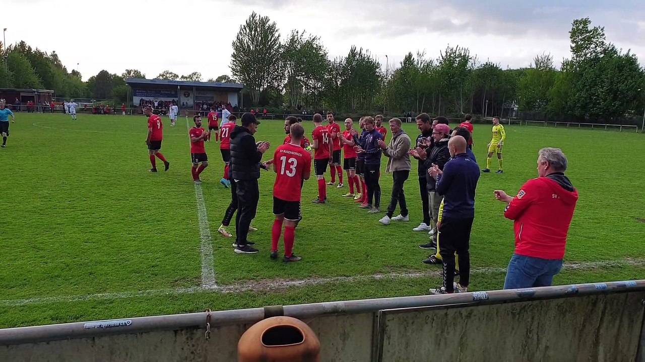 Kevin Beese (SV Rugenbergen) wird von seinen Teamkollegen mit einem Spalier verabschiedet!