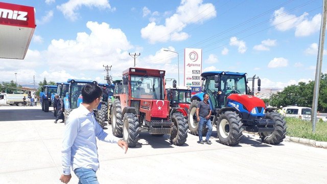 Faturaları protesto için traktörlerle DSİ'ye gitmek isteyen çiftçilere izin verilmedi