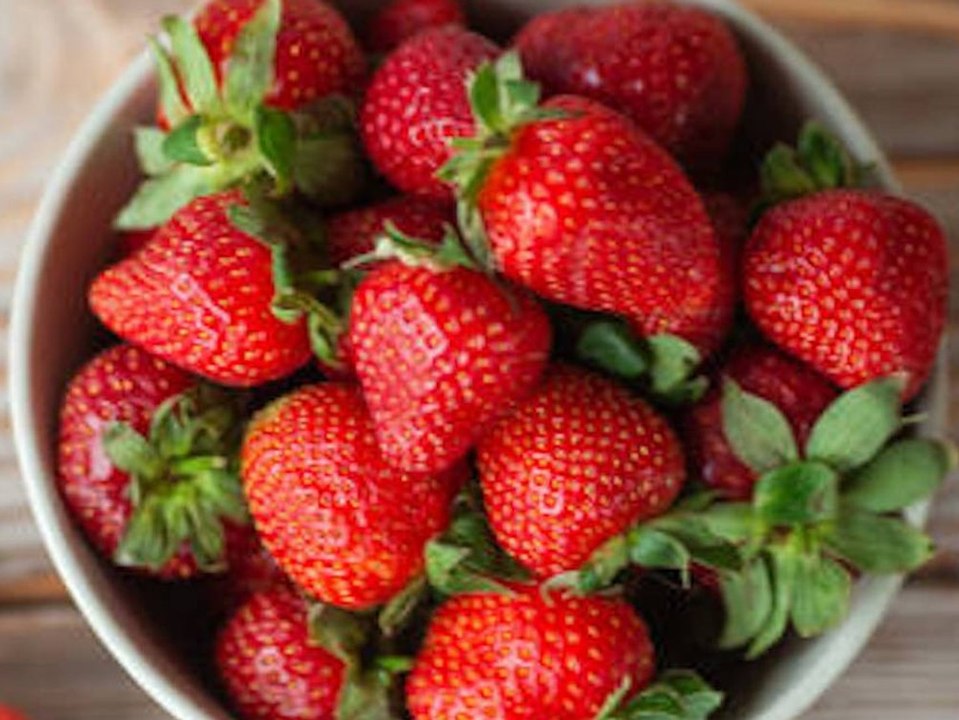 Lecker und süß: So bleiben Erdbeeren länger frisch