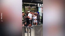 UN ANCIEN ADVERSAIRE DE MIKE TYSON, RECADRE UN HOMME DANS UN MAGASIN