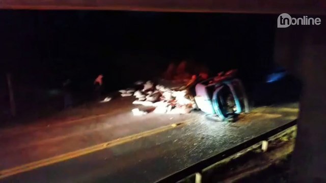 BR-376 é liberada após tombamento de caminhão na Vila Reis