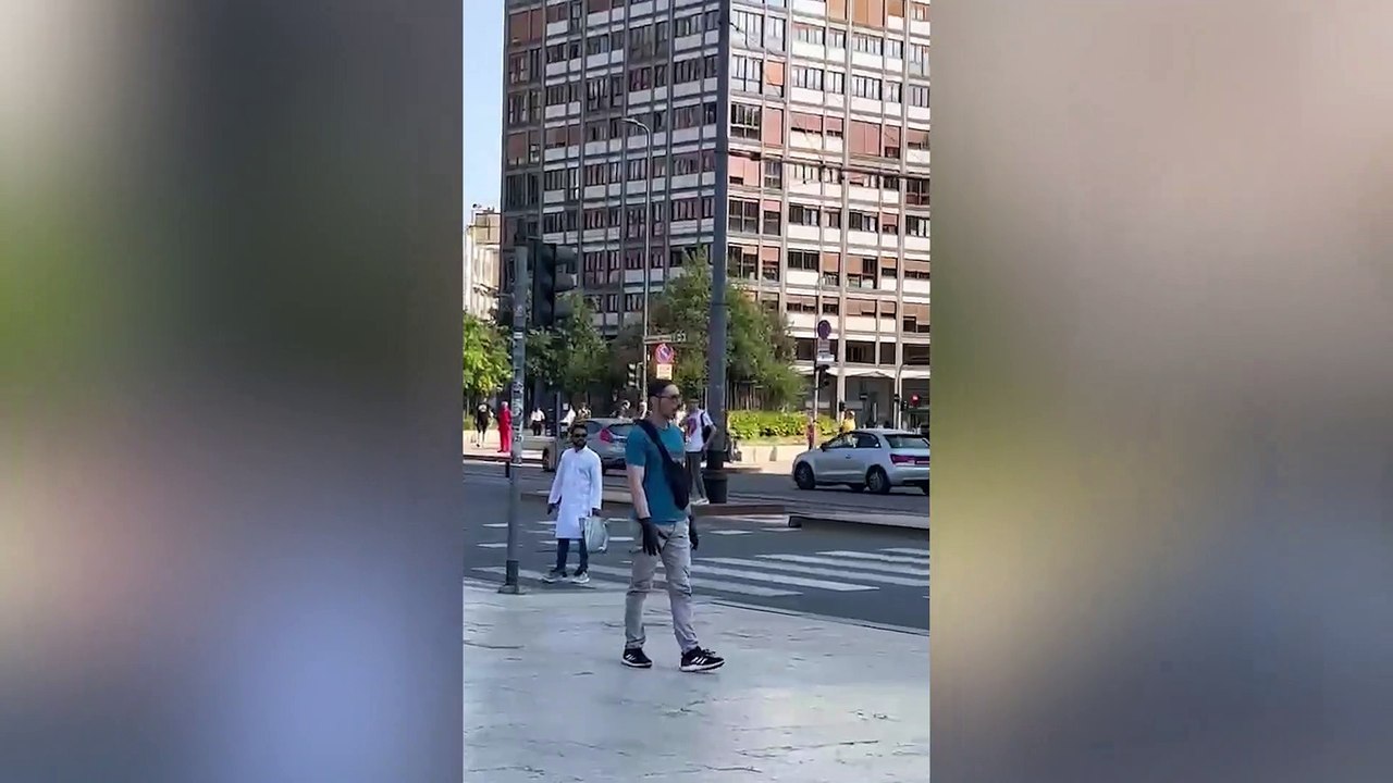 Ragazza si aggira con un coltello in stazione Centrale: i poliziotti che la fermano vengono aggrediti