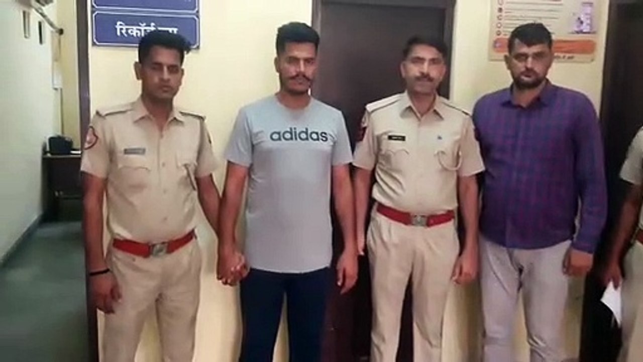 नाबालिग से छेड़छाड़ और थार गाड़ी से वाहनों को टक्कर मारने वाला बदमाश गिरफ्तार