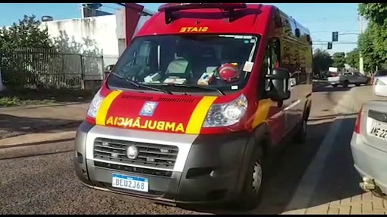 Bombeiros atendem vítima de queda de mesmo níve...