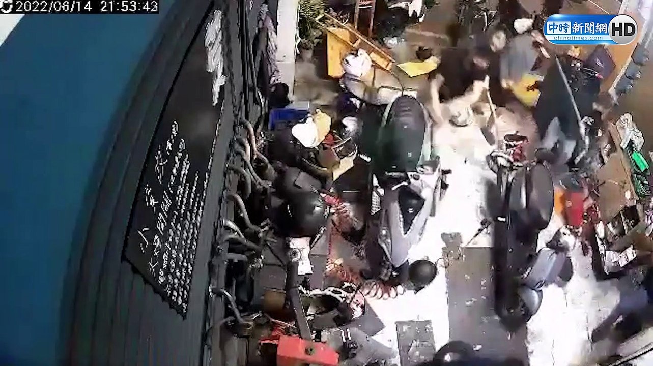 高雄「球棒隊」砸車行 鳳山警方押回11人偵訊