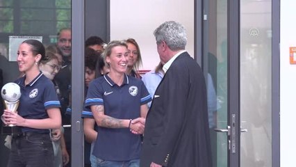 Berlin Büyükelçisi Şen, Türkiyemspor Kadın Futbol Takımı'nı tebrik etti