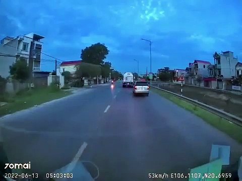 Xe tải mất lái lao sang làn đường ngược chiều