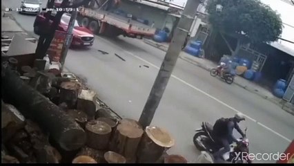 càng chịu lực của xe tải cẩu đã xé toạc phần hông của chiếc xe ô tô