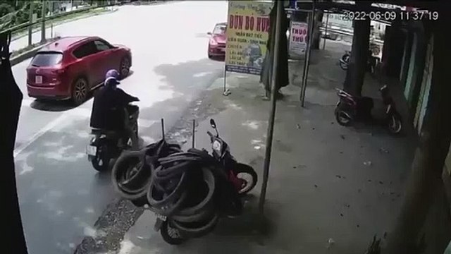 một xe tải lớn lao tới, húc văng chiếc xe máy cùng 2 thanh niên