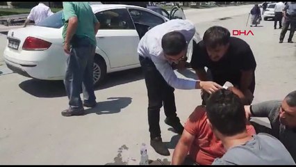 Yol kenarında beklerken araba çarptı