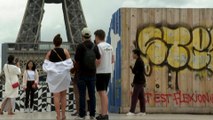 À Paris, la déception des touristes devant les monuments en travaux qui «gâchent» leurs selfies