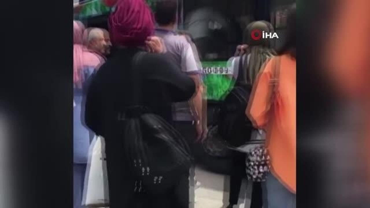 Başkent'te otobüs şoförü ve yolcu birbirine girdi, vatandaşlar böyle izledi