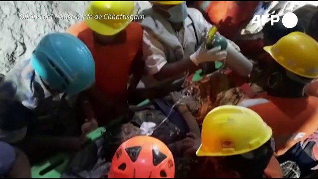 Rescatan con vida a un niño sordomudo atrapado en un pozo en India