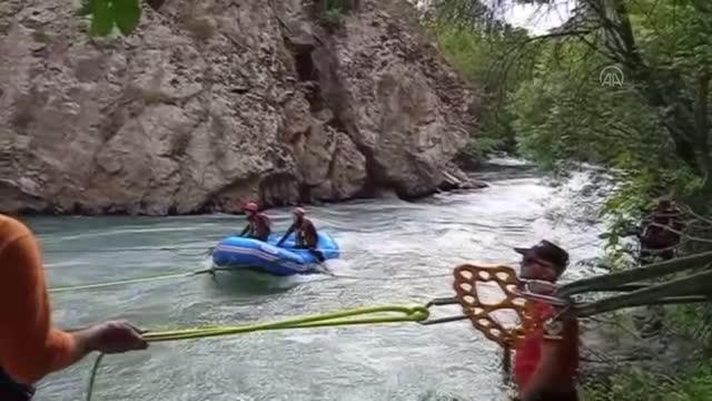 Müküs Çayı'nda kaybolan hemşire rafting botlarıyla aranıyor