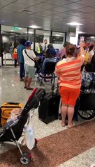 Pasajeros protestan en AILA contra línea aérea JetBlue