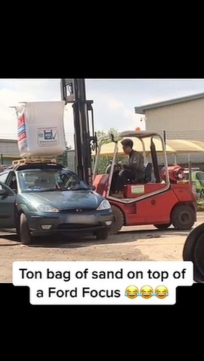 Il charge 850 kg sur le toit d’une voiture mais comprend trop tard que c'est une mauvaise idée