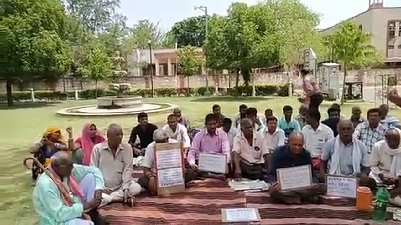 मृतक कार्मिक के आश्रितों को मुआवजा राशि दिए जाने की मांग
