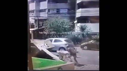 Très mauvaise journée pour cet ouvrier