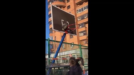 Il tente de décoincer le ballon avec sa chaussure... pas très concluant