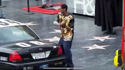 Il braque une voiture de police en plein jour... zero discrétion