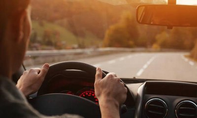 شاب سعودي يبتكر تقنية للتحكم في سيارته من خلال شريحة مزروعة في يده