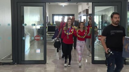 Para Yüzme Dünya Şampiyonası'nda madalya alan Sümeyye ve Sevilay yurda döndü