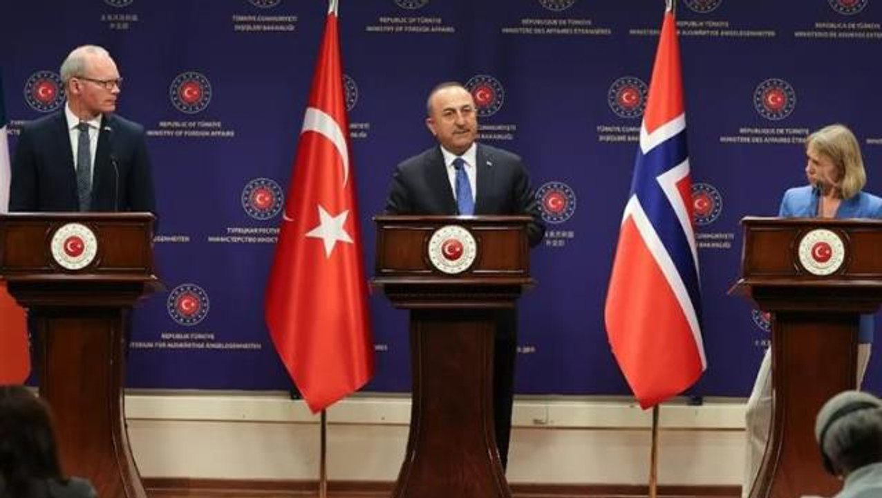 Bakan Çavuşoğlu'ndan canlı yayında "Turkey" diy...
