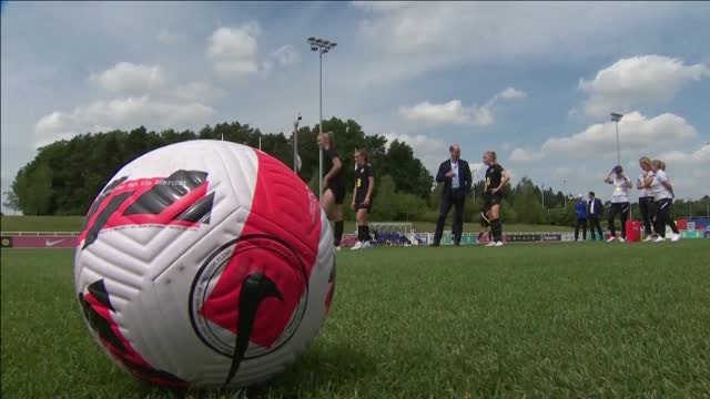 Visita del Príncipe Guillermo a las jugadoras de fútbol femenino de Inglaterra
