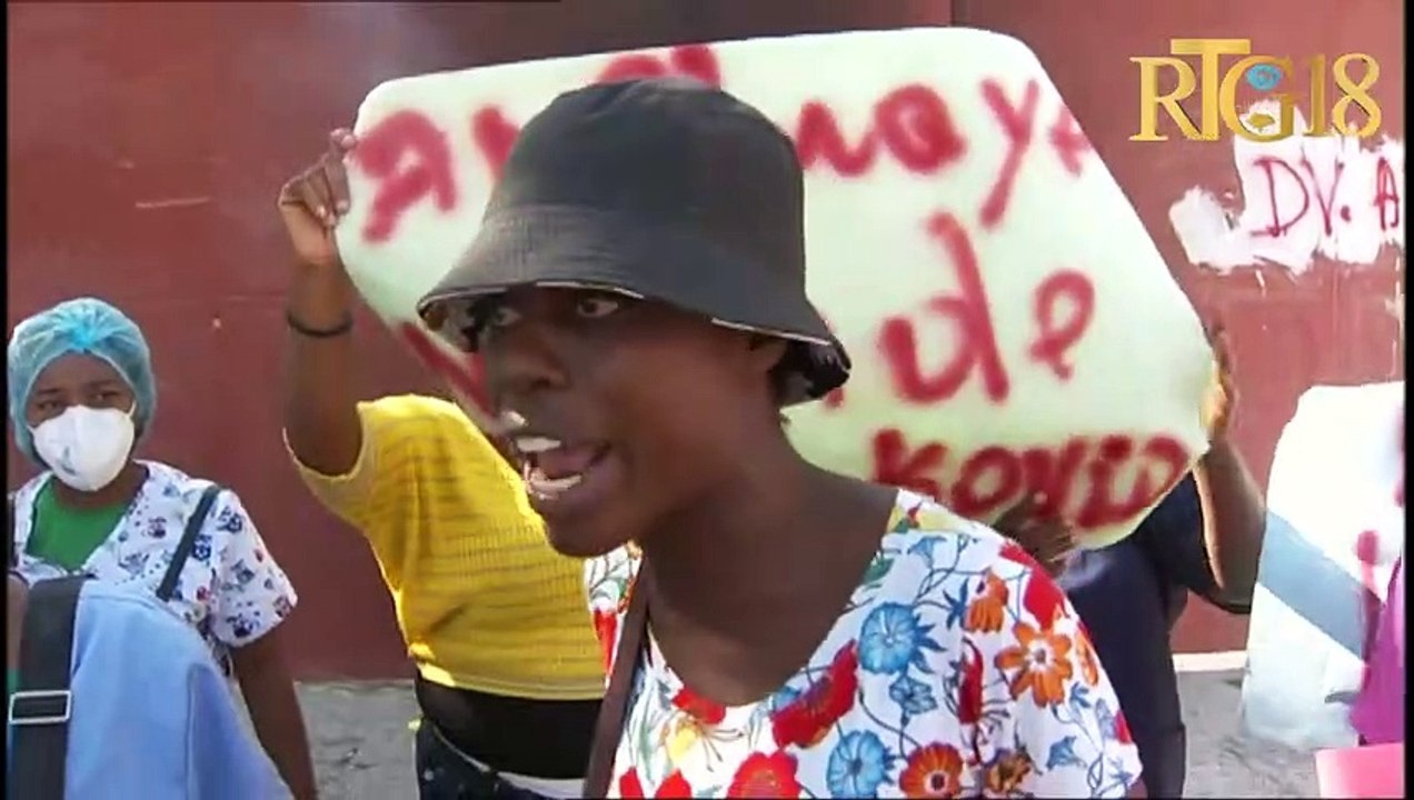 Sitin divès enfimyè ajan sante ki tap travay nan sant kowona yo pou egzije leta peye yo.