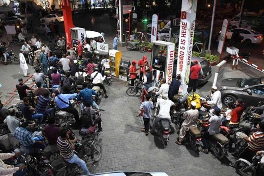 Pakistan'da 20 gün içinde akaryakıta 3'üncü zamZam öncesi akaryakıt istasyonlarında uzun kuyruklar oluştu