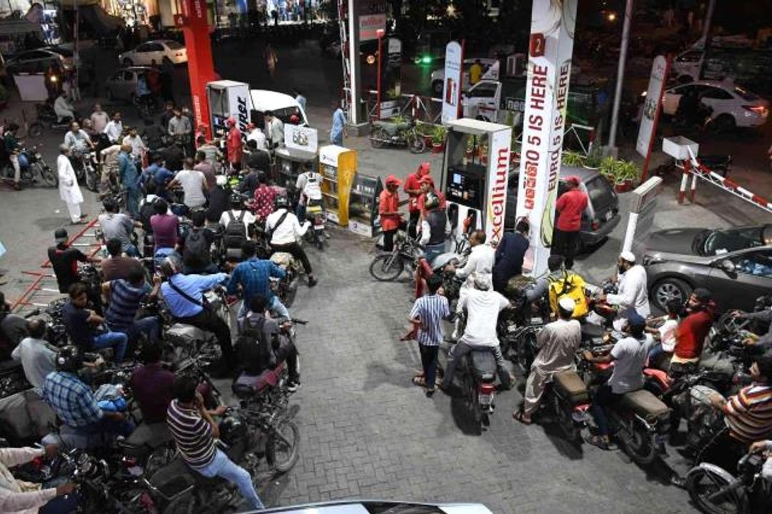 Pakistan'da 20 gün içinde akaryakıta 3'üncü zamZam öncesi akaryakıt istasyonlarında uzun kuyruklar oluştu