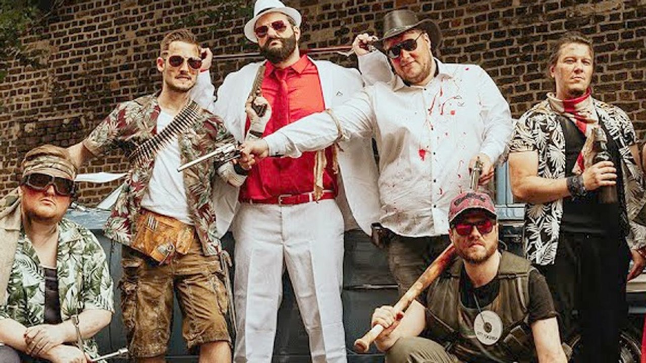 Im Trailer zu Friendly Fire 7 gibt's Hühner, Knarren & Kunstblut ins Gesicht