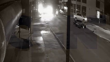 Imagem flagra batida de trânsito envolvendo duas motos no Centro de Cascavel